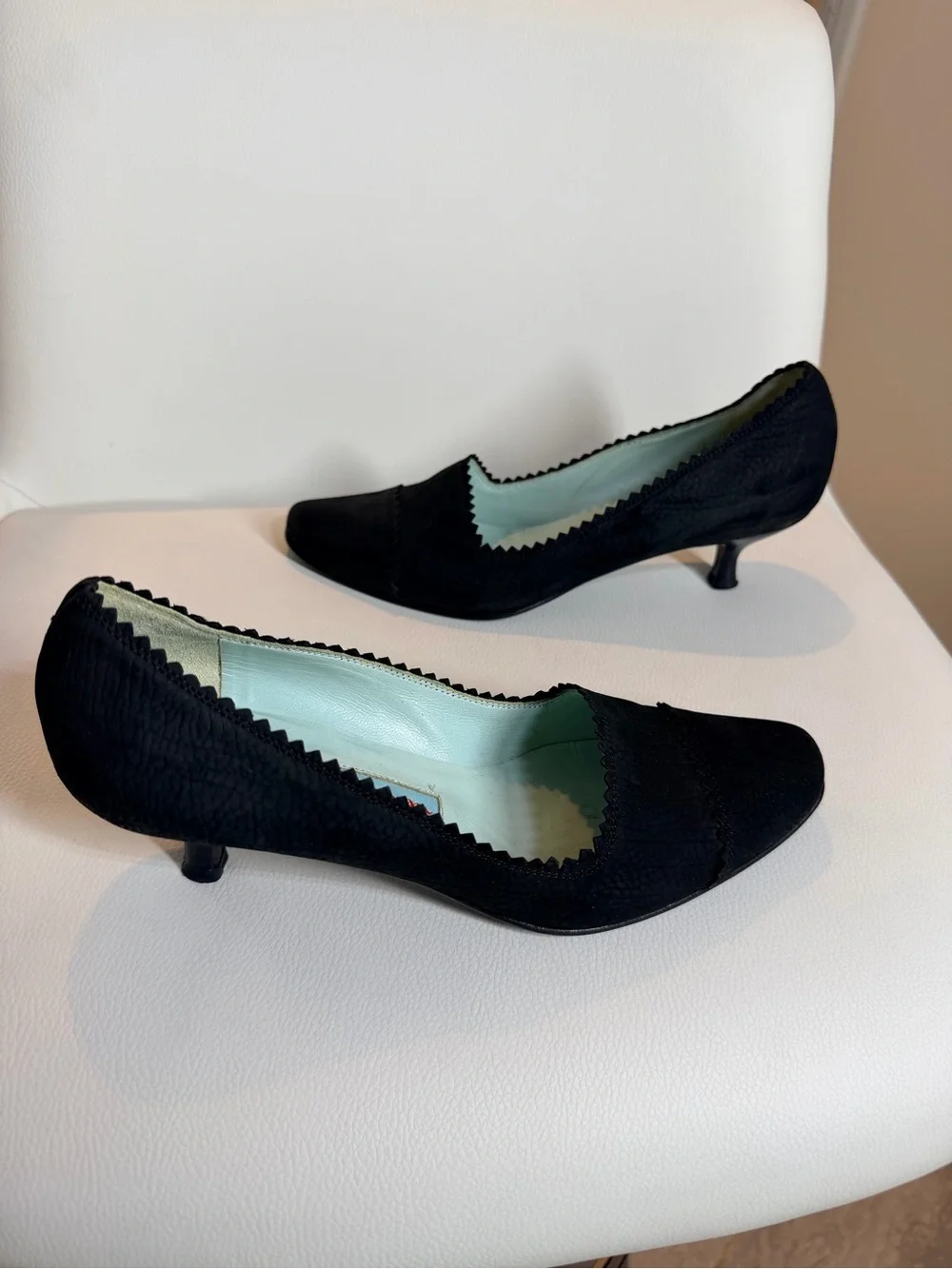 Vintage Stefi Talman Rare Swiss Vero Cuoio Black Scallop-Trim Kitten Heel Pumps